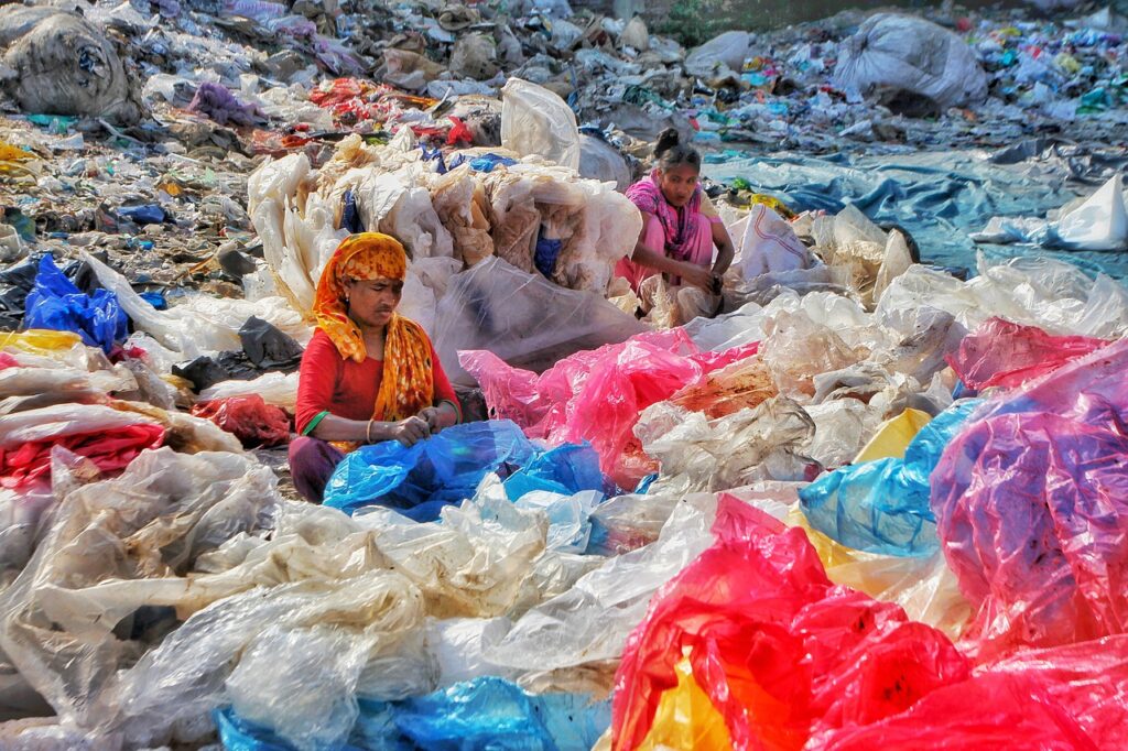 plastics, women, bangladesh-5973800.jpg